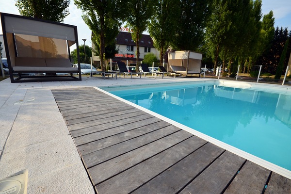 Kolam renang outdoor musiman