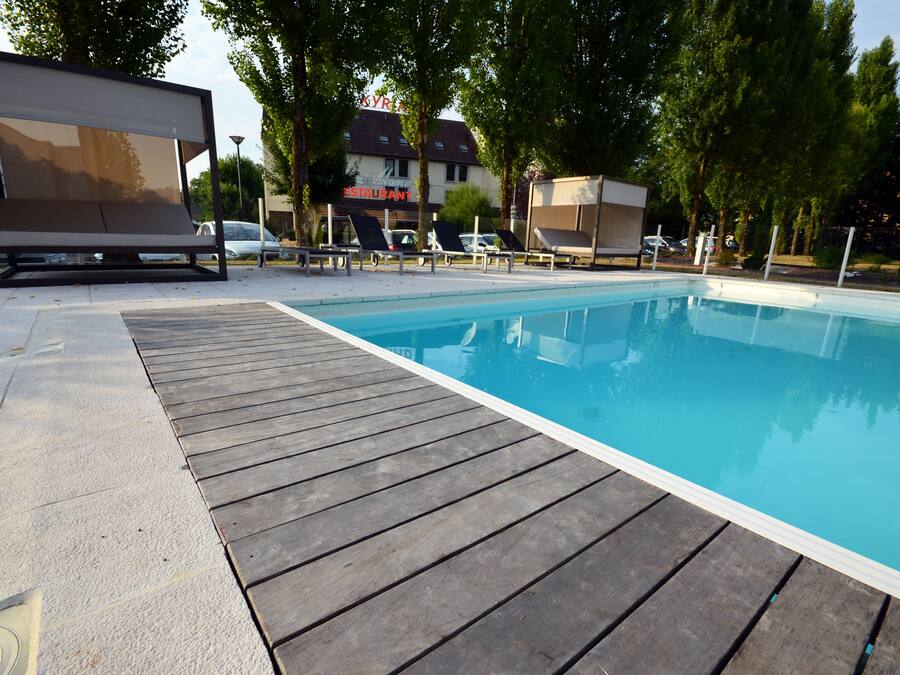 Una piscina al aire libre de temporada