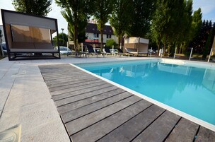 Una piscina al aire libre de temporada