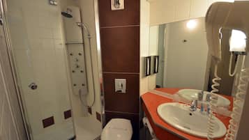Un baño con ducha, inodoro y lavamanos.