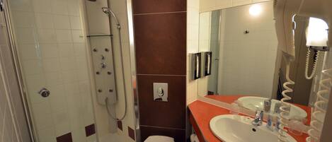 Un baño con ducha, inodoro y lavamanos.
