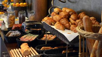 TĂ€gliches FrĂŒhstĂŒcksbuffet (14.90 EUR pro Person)