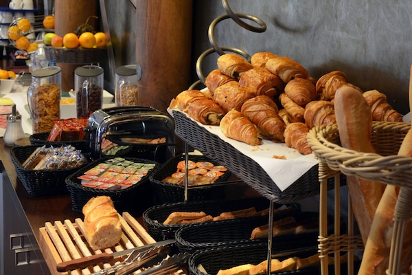 Colazione a buffet, servita tutte le mattine (14.90 EUR a persona)