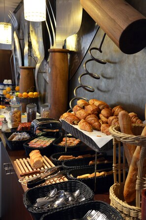 Se ofrece un desayuno bufé todos los días (14.90 EUR por persona)