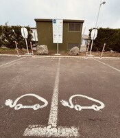 Electric vehicle charging station