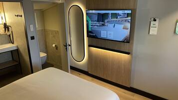 Standard Room, 1 Double Bed | Premium bedding, desk, blackout drapes, soundproofing