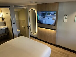 Habitación estándar, 1 cama doble | Ropa de cama de alta calidad, escritorio, cortinas opacas