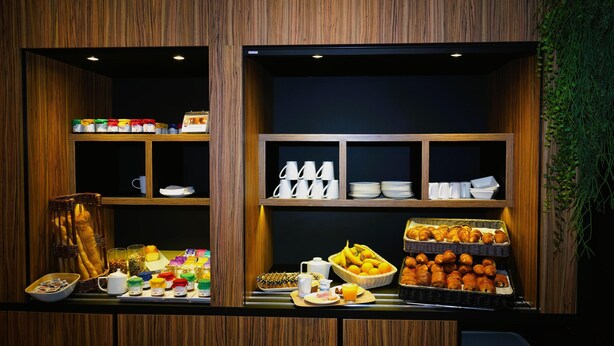 Una mesa de buffet con diversos alimentos y utensilios.