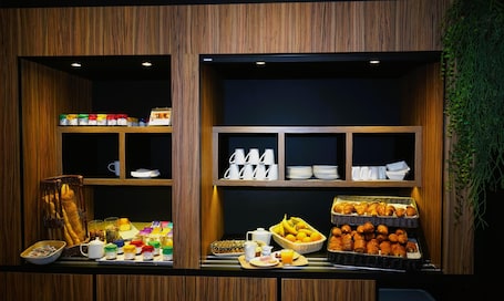Daily buffet breakfast for a fee. Campanile NATURE - Clermont Ferrand Nord Riom