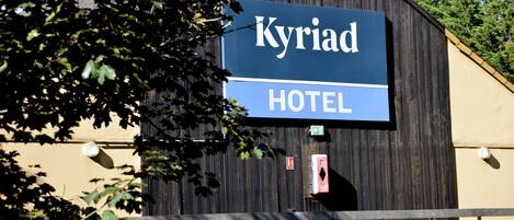 Señal del Hotel Kyriad.