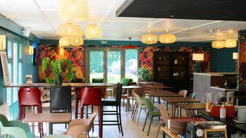 Dagelijks ontbijtbuffet (EUR 13.9 per persoon)