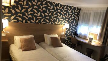 Standaard kamer, 2 eenpersoonsbedden | Individueel gemeubileerd, een bureau, een laptopwerkplek