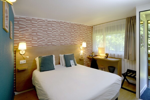 Individuell eingerichtet, Schreibtisch, laptopgeeigneter Arbeitsplatz