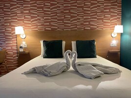 Individuell eingerichtet, Schreibtisch, laptopgeeigneter Arbeitsplatz