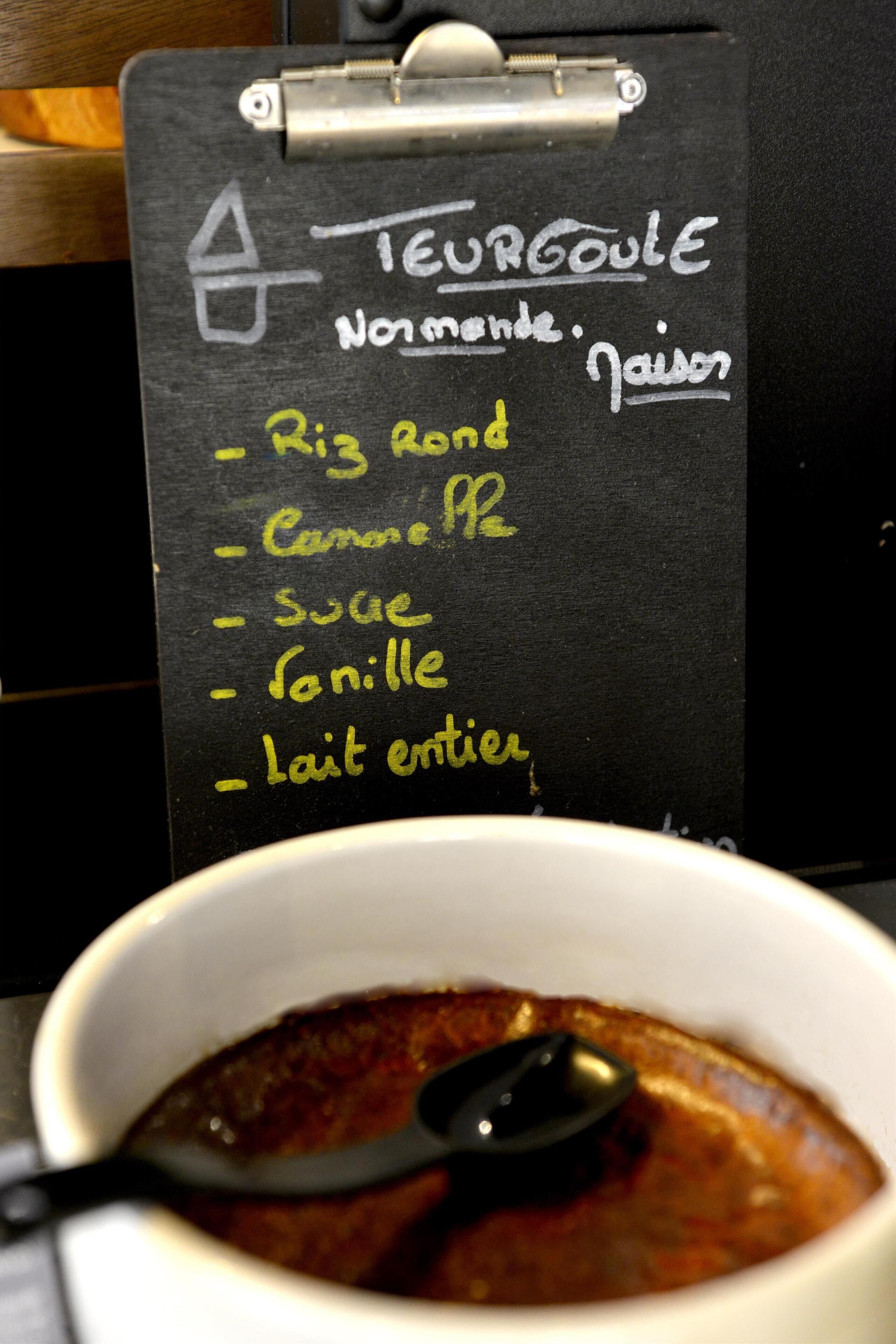 A chalkboard menu listing items such as 'Teurgoule', 'Riz rond', 'Camelle', 'Sucre', 'Vanille', and 'Lait entier'.