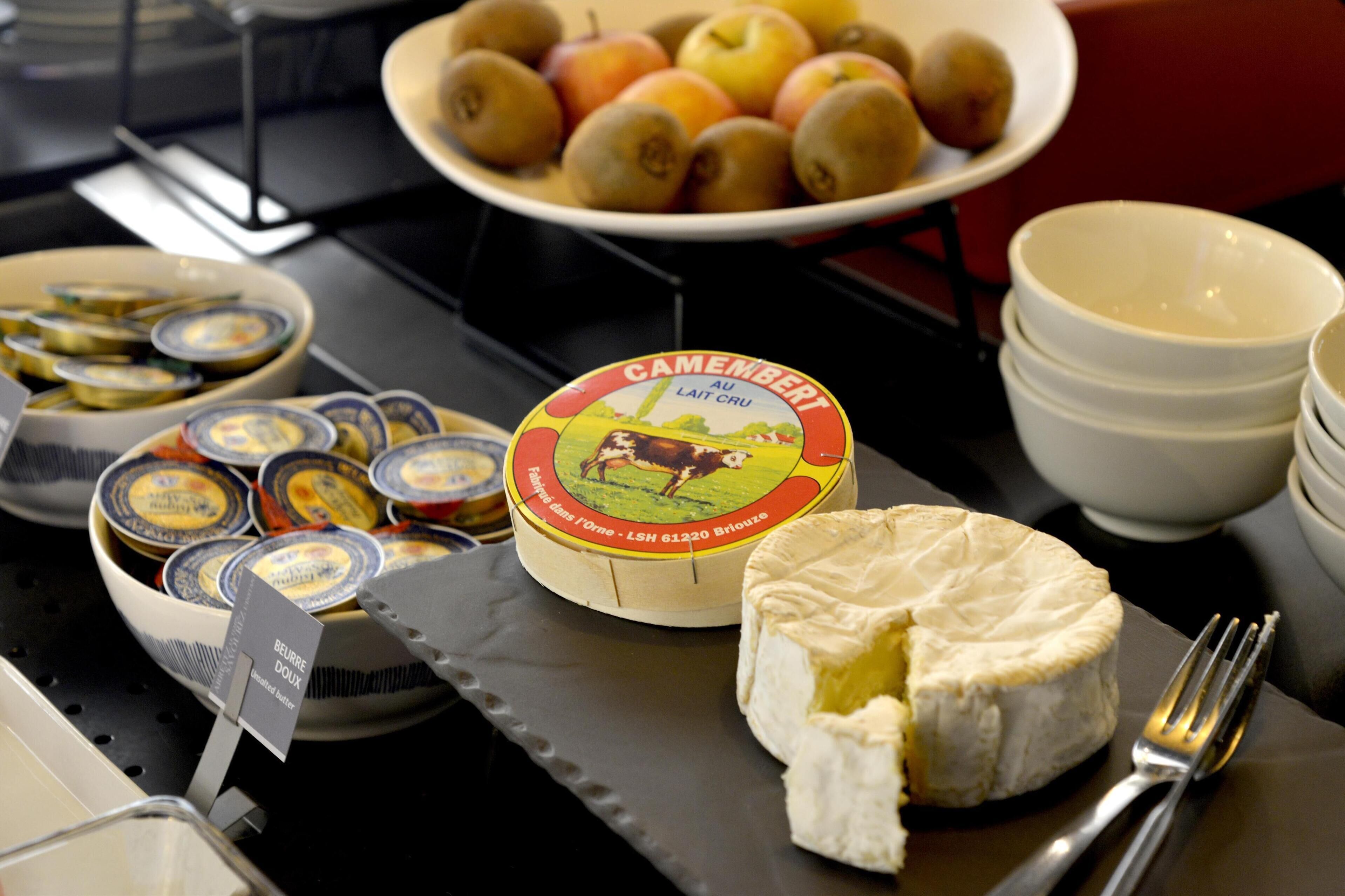 Tabla de quesos con Camembert y manzanas.