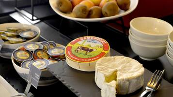 A cheese board with Camembert and apples.