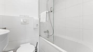 Un bagno moderno con servizi igienici, lavandino e cabina doccia in vetro.