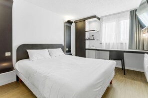 Quarto standard, 1 cama de casal | Escrivaninha, espaço de trabalho para notebook