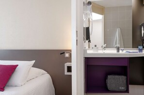1 bedroom, premium bedding, desk, laptop workspace