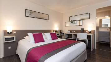 1 bedroom, premium bedding, desk, laptop workspace