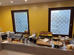 Tägliches Frühstücksbuffet (13.9 EUR pro Person)