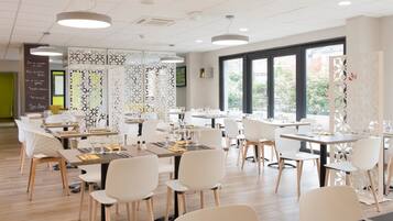 Serveert ontbijt, lunch, diner, Franse gerechten