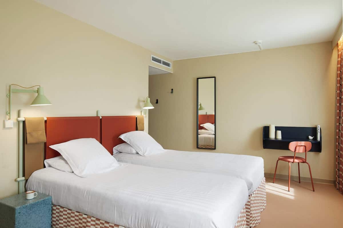 CHAMBRE TRIPLE PRESTIGE 2 lits 1 place et 1 canapé-lit (1 place) | Premium bedding, soundproofing, WiFi (free), bed sheets