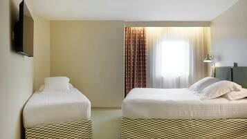 CHAMBRE TRIPLE PRESTIGE 1 grand lit et 1 lit 1 place | Ropa de cama de alta calidad, insonorización y wifi gratis