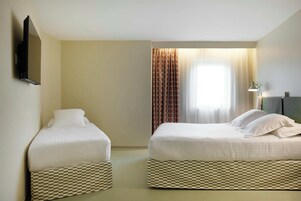 CHAMBRE TRIPLE PRESTIGE 1 grand lit et 1 lit 1 place | Sengetøy av topp kvalitet, lydisolert, wi-fi (inkludert) og sengetøy