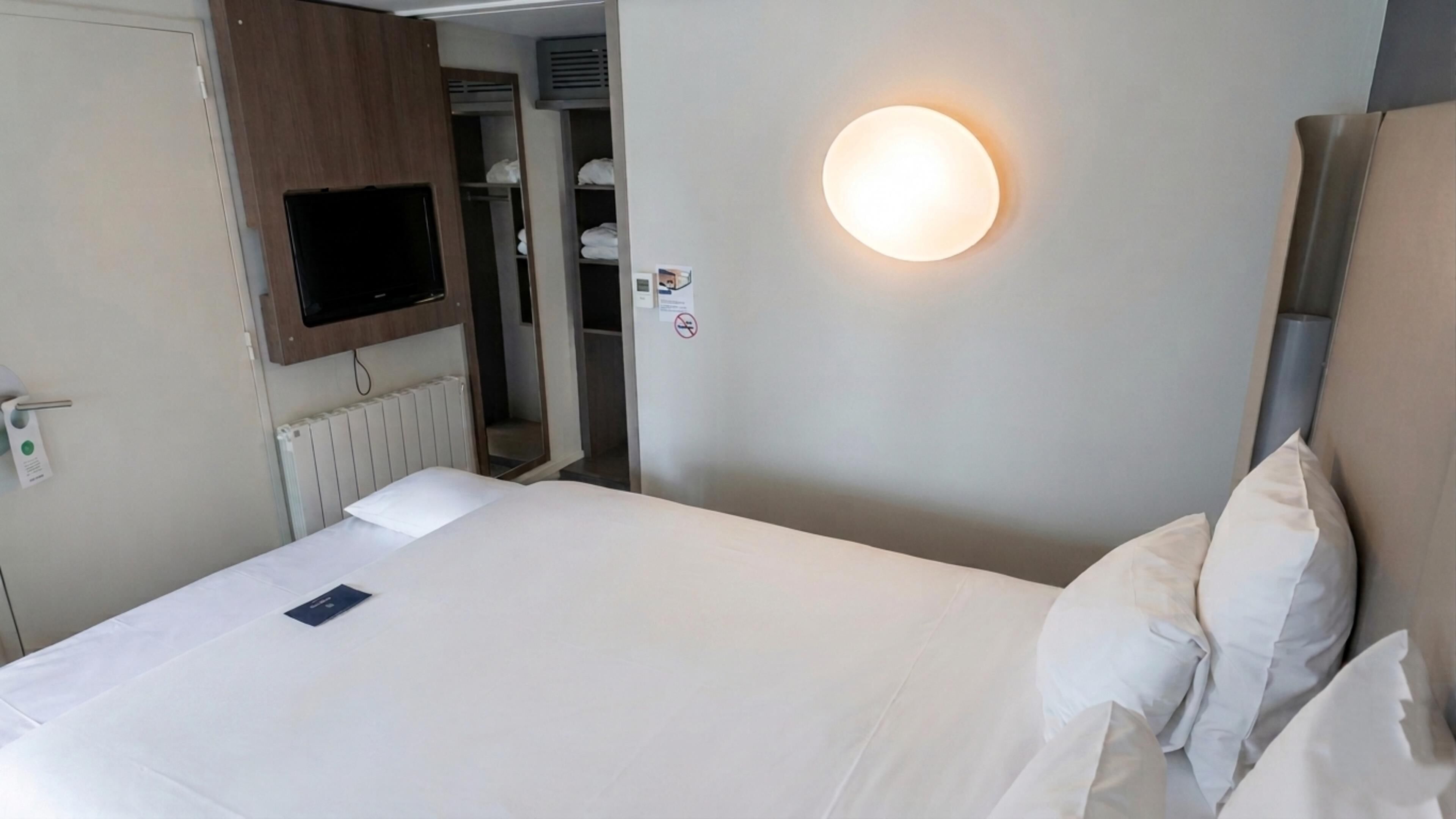 1 bedroom, premium bedding, desk, laptop workspace