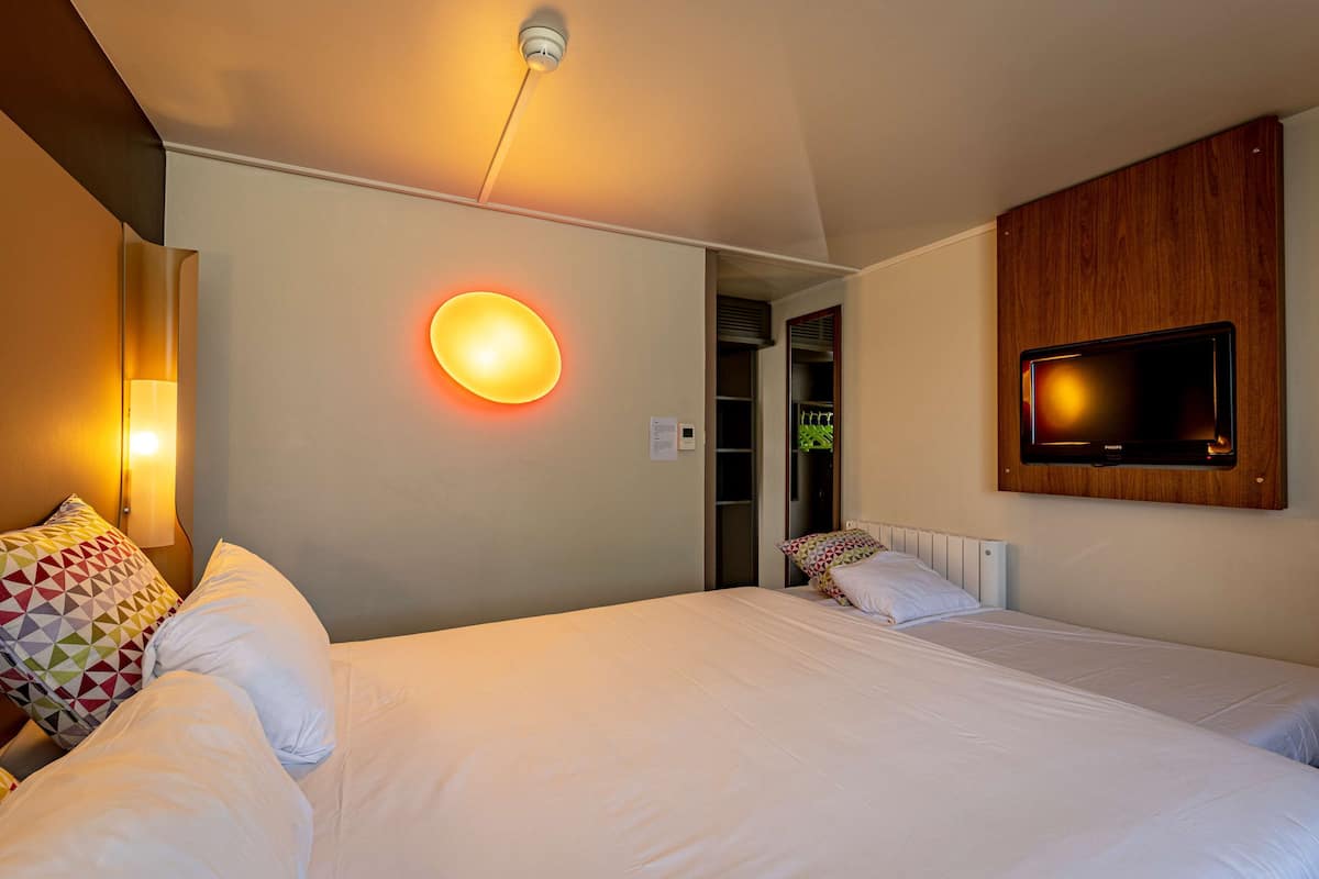 1 bedroom, premium bedding, individually furnished, desk