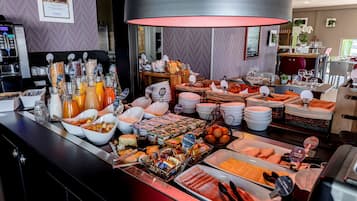 Tägliches Frühstücksbuffet (15.90 EUR pro Person)
