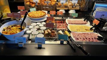 Desayuno buffet todos los días (con cargo)