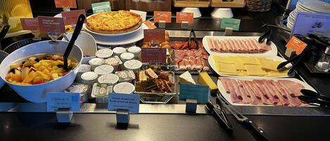 Tägliches Frühstücksbuffet gegen Gebühr