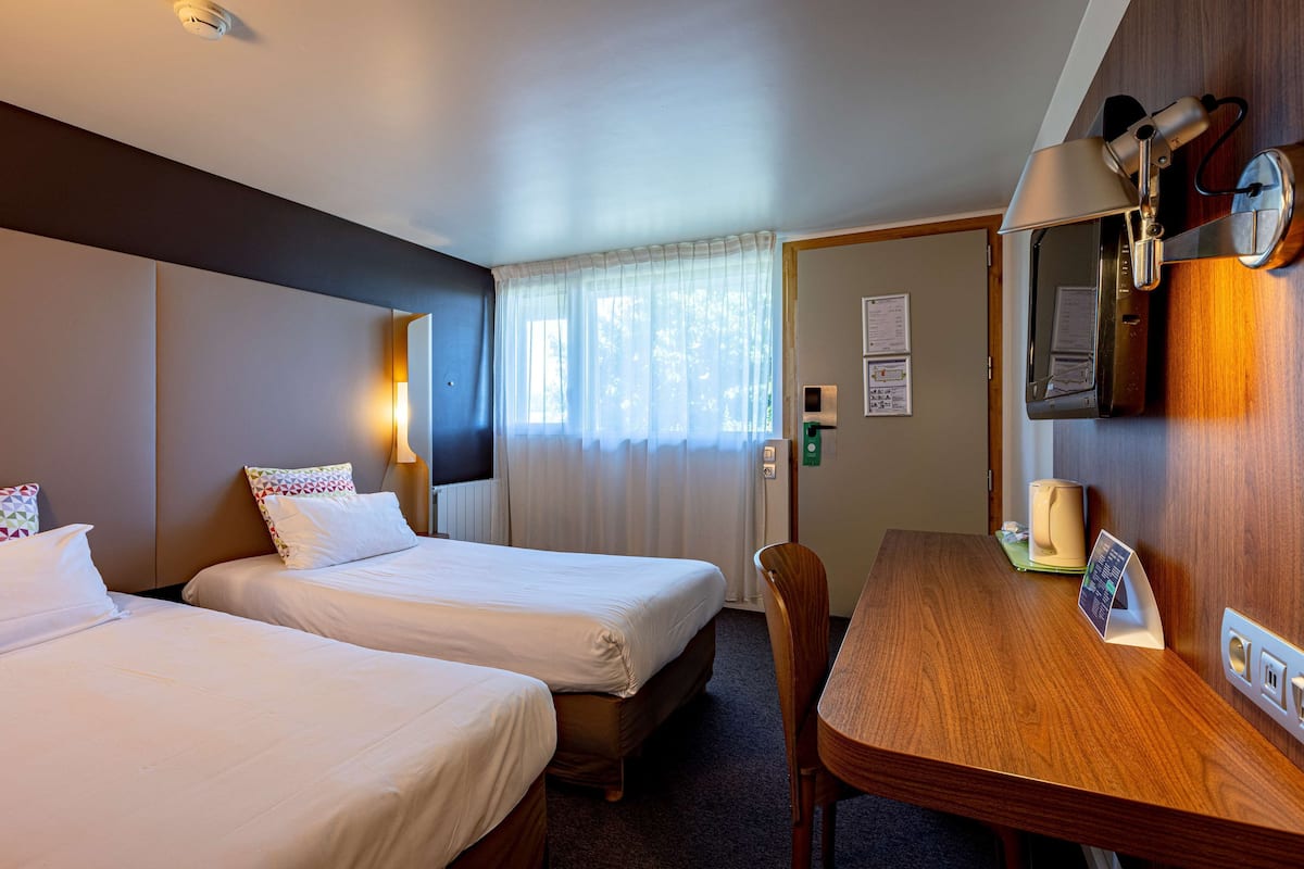 1 bedroom, premium bedding, individually furnished, desk