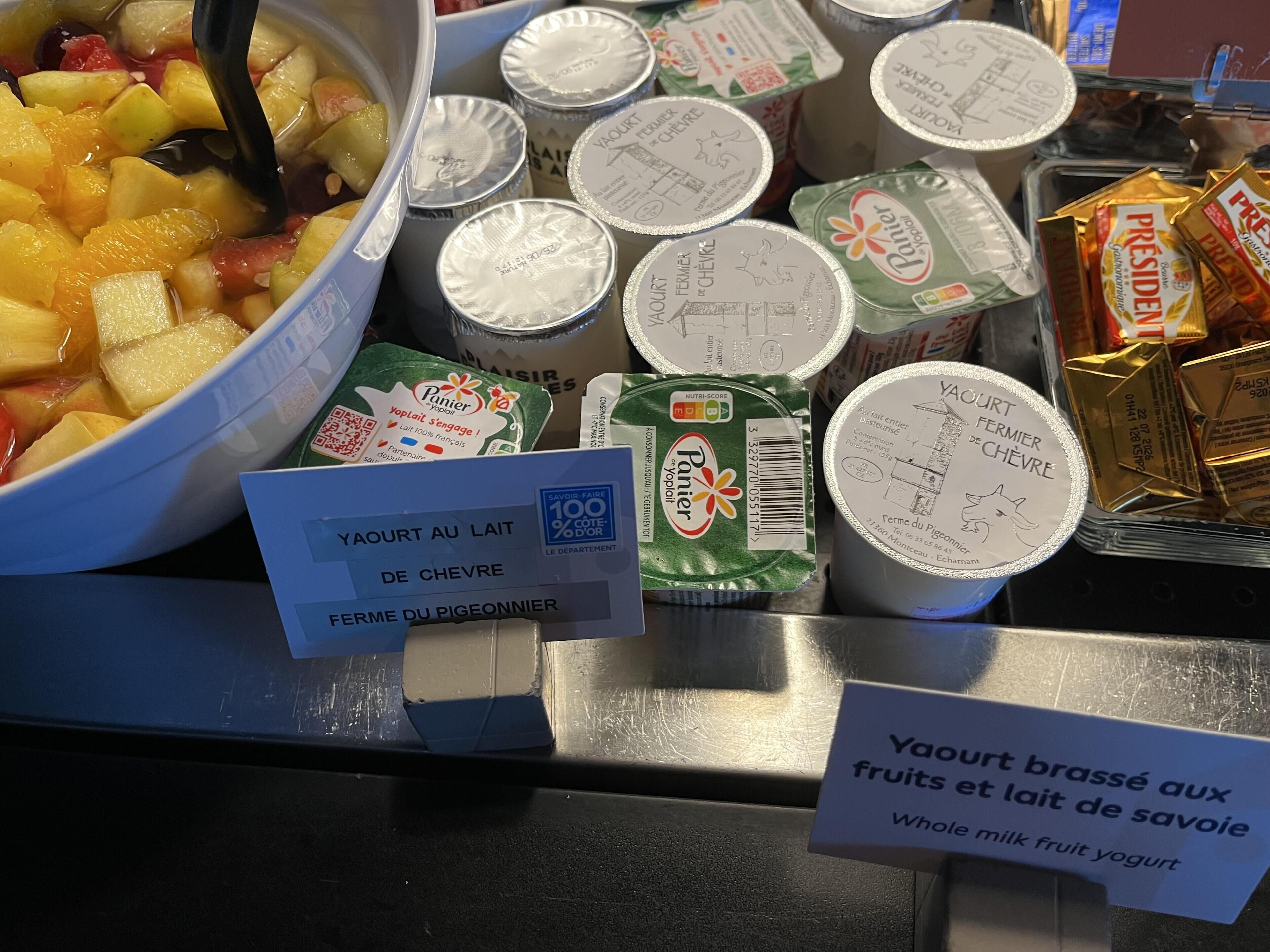 Een presentatie van zuiver producten, waaronder yoghurt en kaas.