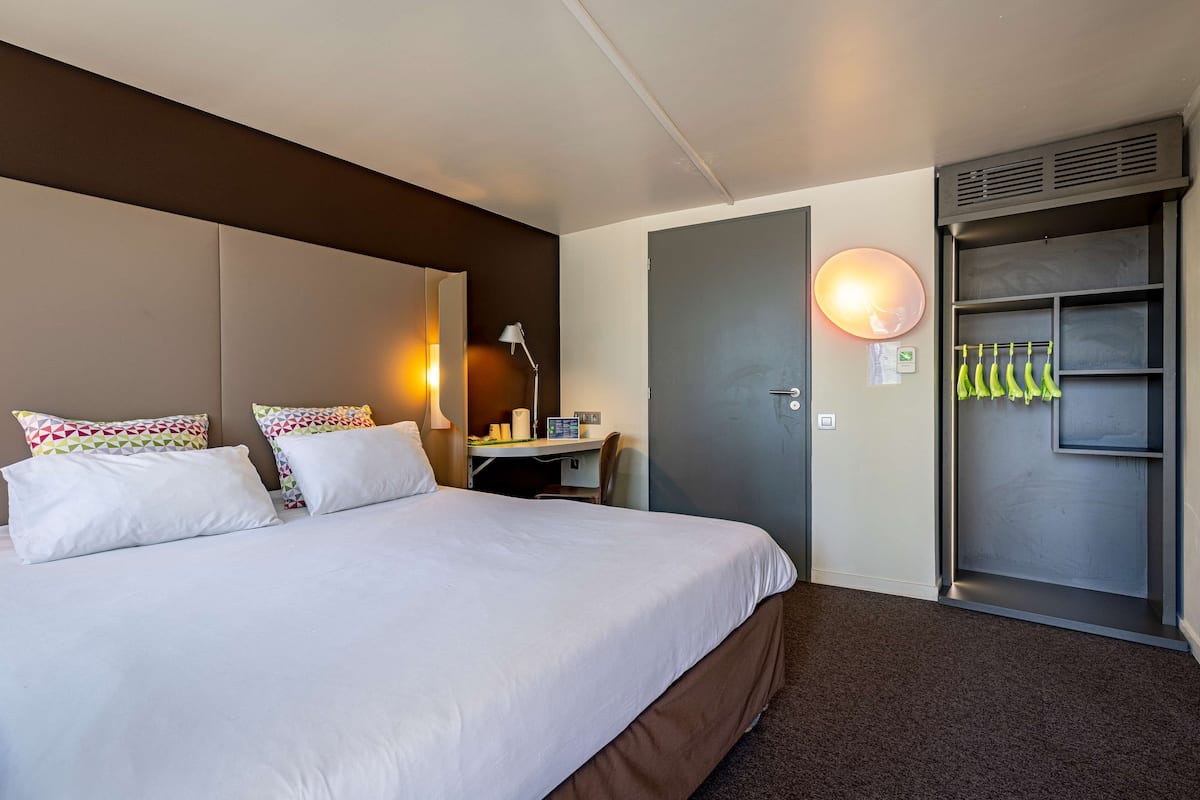1 bedroom, premium bedding, individually furnished, desk