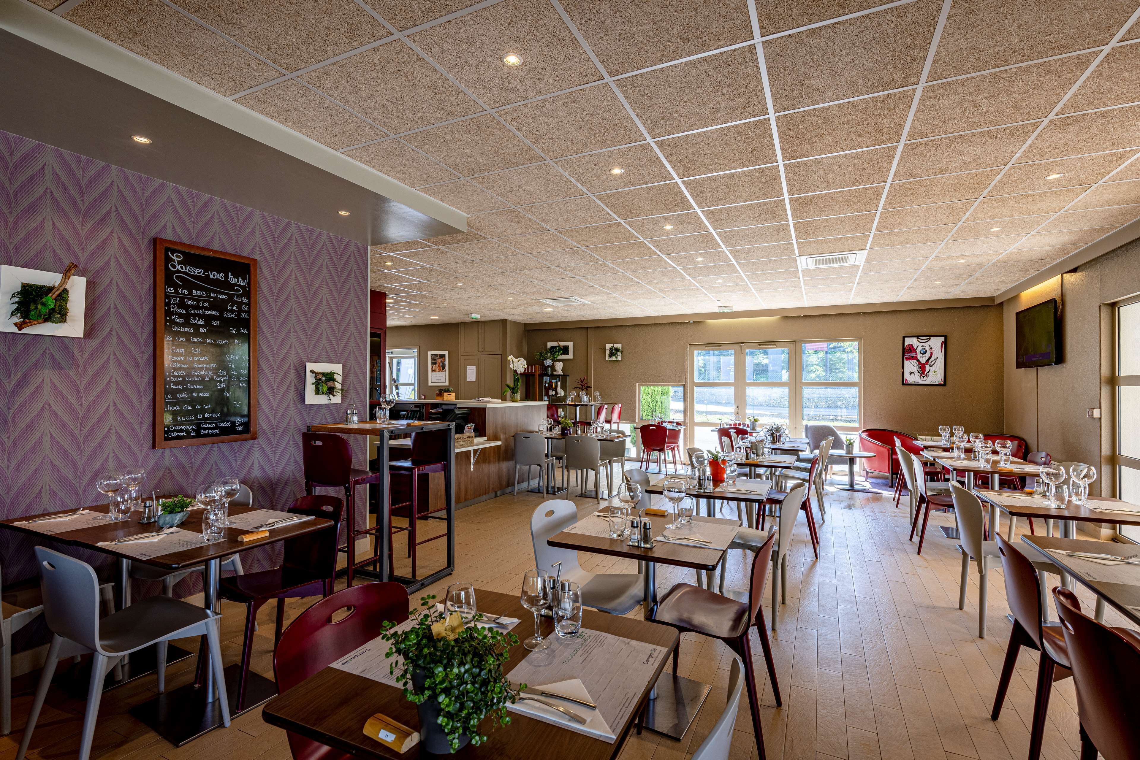 Déjeuner et dîner servis sur place, spécialités Cuisine française