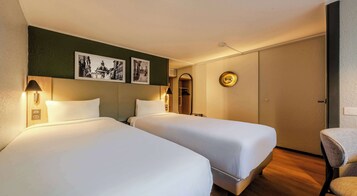 Habitación estándar, 2 camas individuales | Ropa de cama de alta calidad, escritorio, cortinas opacas