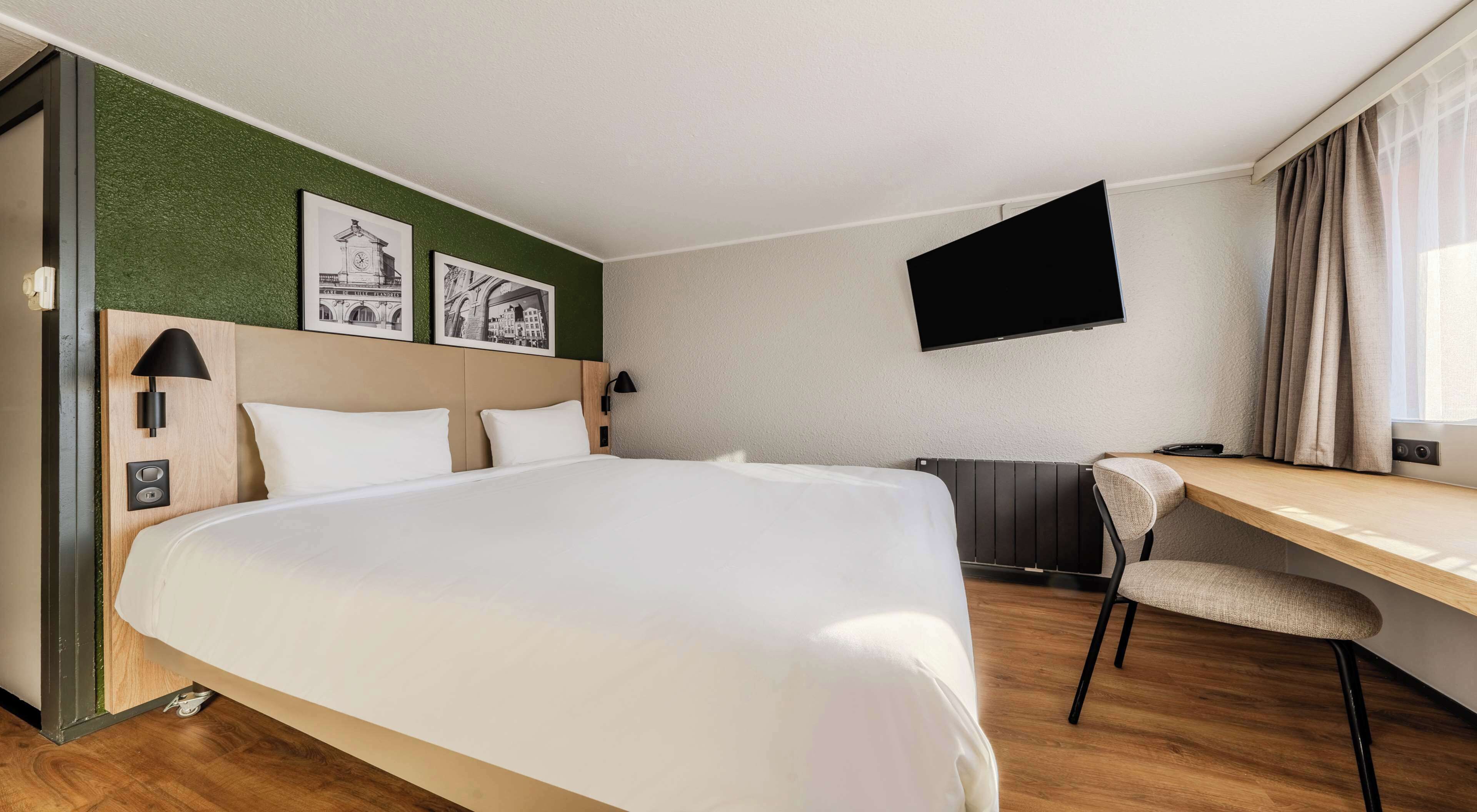 standard room, 1 queen bed | premium bedding, desk, laptop workspace, blackout curtains