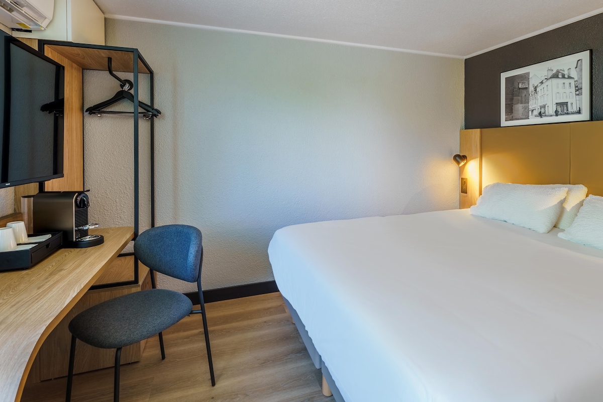 ห้องซูพีเรีย, เตียงคิงไซส์ 1 เตียง | เครื่องนอนระดับพรีเมียม, โต๊ะทำงาน, ผ้าม่านกันแสง, ห้องเก็บเสียง