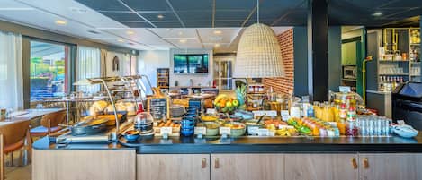 Desayuno buffet (EUR 14.90 por persona)