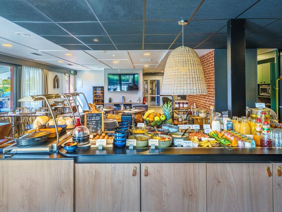 Daily buffet breakfast (EUR 14.90 per person)