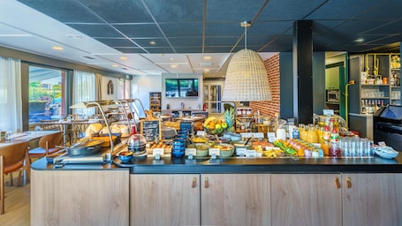 Petit déjeuner buffet servi tous les jours en supplément. Campanile NATURE - Dijon Est Saint-Apollinaire