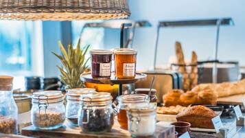 Petit déjeuner buffet (14.90 EUR par personne)