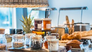 Café da manhã com buffet todos os dias mediante uma taxa