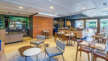 Breakfast and dinner served