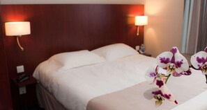 Escritorio, sistema de insonorización, wifi gratis y ropa de cama