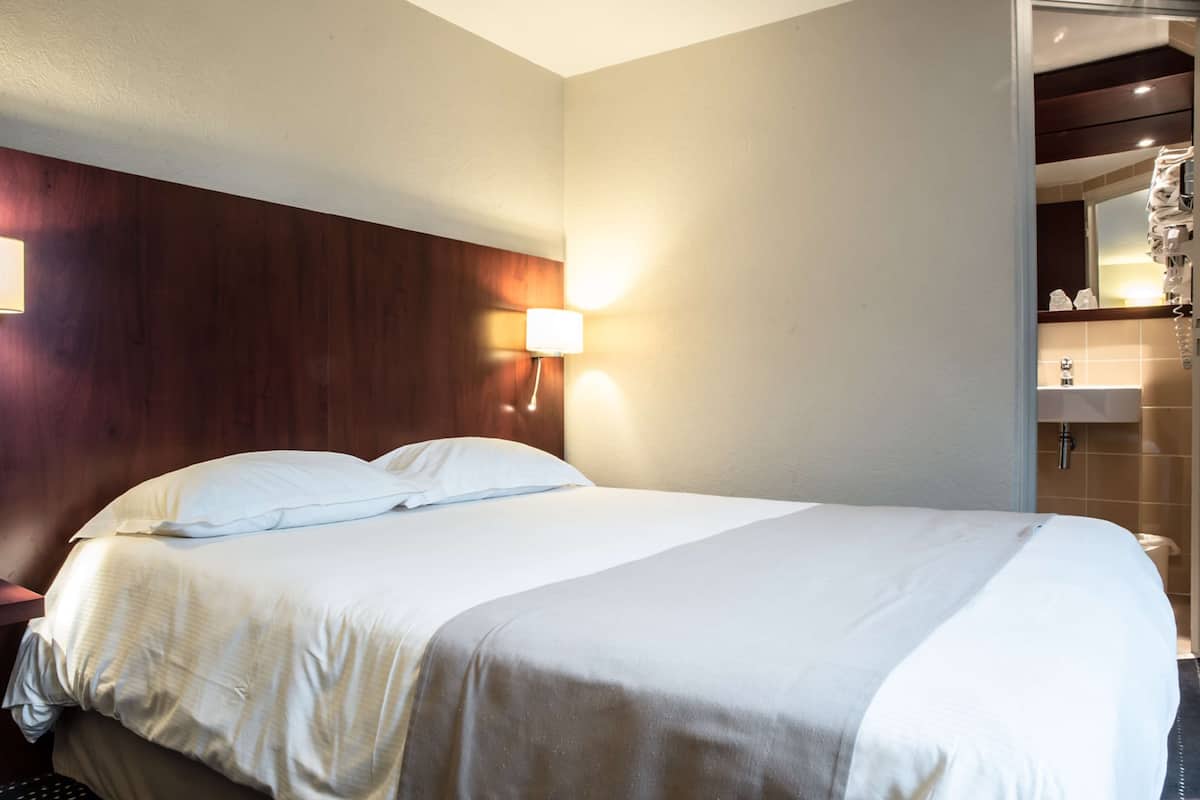 Desk, soundproofing, free WiFi, bed sheets